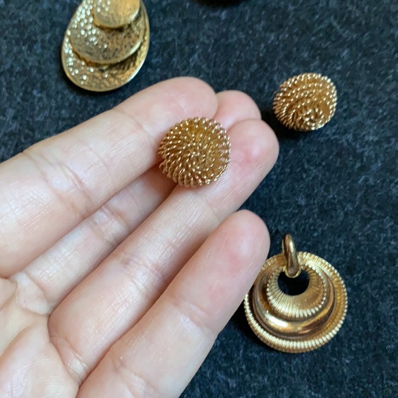 Golden various style vintage earrings lot - Picture 12 of 14